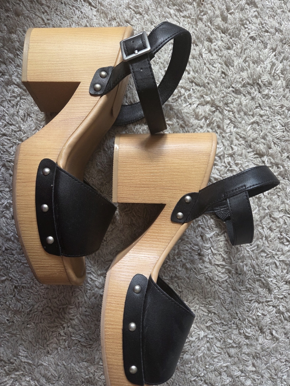 Heels - Picture 2 of 3